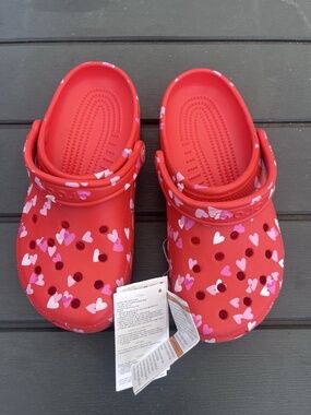 NWT Big Kid Crocs Size 5 Red Hearts Valentines Day Can Fit Women’s